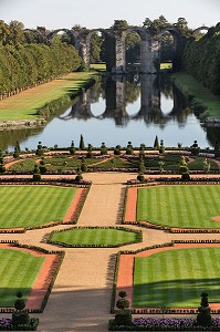 JARDINS A LA FRANCAISE DESSINES SUIVANT LES PLANS D'ANDRE LE NOTRE JARDINIER DU ROI LOUIS XIV, CHATEAU DE MAINTENON, EURE-ET-LOIR (28), FRANCE 
