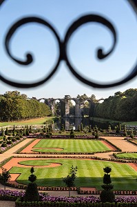 JARDINS A LA FRANCAISE DESSINES SUIVANT LES PLANS D'ANDRE LE NOTRE JARDINIER DU ROI LOUIS XIV, CHATEAU DE MAINTENON, EURE-ET-LOIR (28), FRANCE 