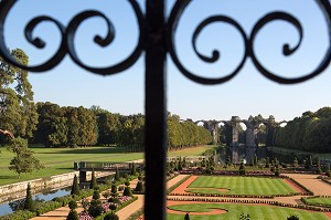 JARDINS A LA FRANCAISE DESSINES SUIVANT LES PLANS D'ANDRE LE NOTRE JARDINIER DU ROI LOUIS XIV, CHATEAU DE MAINTENON, EURE-ET-LOIR (28), FRANCE 