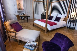 CHAMBRE D'HOTE 'AILLEURS’ AMENAGEE DANS L’ANCIEN EVECHE DE CHARTRES, EURE-ET-LOIR (28), FRANCE 