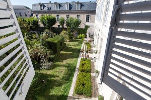 JARDIN PAYSAGER, CHAMBRE D'HOTE 'AILLEURS’ AMENAGEE DANS L’ANCIEN EVECHE DE CHARTRES, EURE-ET-LOIR (28), FRANCE 