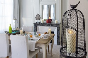 PETIT DEJEUNER, CHAMBRE D'HOTE 'AILLEURS’ AMENAGEE DANS L’ANCIEN EVECHE DE CHARTRES, EURE-ET-LOIR (28), FRANCE 