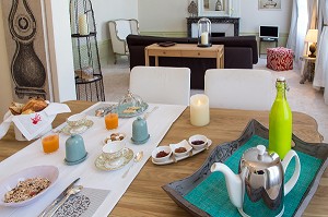 PETIT DEJEUNER, CHAMBRE D'HOTE 'AILLEURS’ AMENAGEE DANS L’ANCIEN EVECHE DE CHARTRES, EURE-ET-LOIR (28), FRANCE 