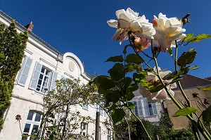 MAISON D’HOTES 'AILLEURS’ AMENAGEE DANS L’ANCIEN EVECHE DE CHARTRES, EURE-ET-LOIR (28), FRANCE 