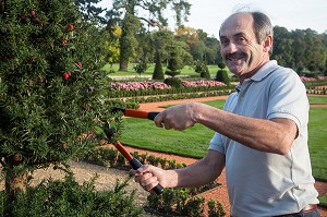 GILLES LOISEAU, RESPONSABLE DU SERVICE ESPACES VERTS DU CONSEIL GENERAL, DANS LE JARDIN LE NOTRE DU CHATEAU DE MAINTENON, EURE-ET-LOIR (28), FRANCE 