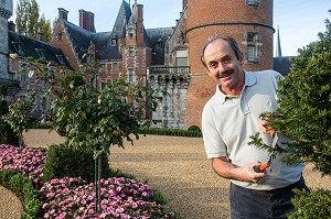 GILLES LOISEAU, RESPONSABLE DU SERVICE ESPACES VERTS DU CONSEIL GENERAL, DANS LE JARDIN LE NOTRE DU CHATEAU DE MAINTENON, EURE-ET-LOIR (28), FRANCE 