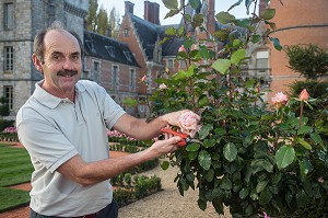 GILLES LOISEAU, RESPONSABLE DU SERVICE ESPACES VERTS DU CONSEIL GENERAL, DANS LE JARDIN LE NOTRE DU CHATEAU DE MAINTENON, EURE-ET-LOIR (28), FRANCE 