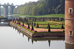LE CANAL ET LES BASSINS AVEC L'AQUEDUC VAUBAN ET LE JARDIN A LA FRANCAISE D'ANDRE LE NOTRE, CHATEAU DE MAINTENON, EURE-ET-LOIR (28), FRANCE 