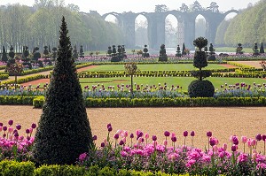 LES TULIPES DU PRINTEMPS ET L'AQUEDUC VAUBAN, JARDINS A LA FRANCAISE REALISES EN 2013 SUIVANT LES PLANS D'EPOQUE D'ANDRE LE NOTRE COMMANDE PAR LOUIS XIV POUR FRANCOISE D'AUBIGNE, CHATEAU DE MAINTENON, EURE-ET-LOIR (28), FRANCE 