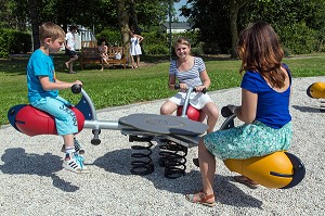 AIRE DE JEUX, CAMPING LES ILOTS DE SAINT-VAL, VILLIERS-LE-MORHIER, EURE-ET-LOIR (28), FRANCE 