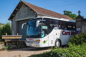 CAR DE GROUPE SORTANT DU COCHON GRILLE A L'AUBERGE GRAND'MAISON, MEAUCE, EURE-ET-LOIR (28), FRANCE 