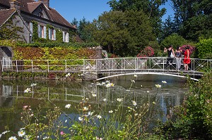 DOUVES ET JARDIN DE LA CHAMBRE D'HOTES A L'AUBERGE GRAND'MAISON, MEAUCE, EURE-ET-LOIR (28), FRANCE 