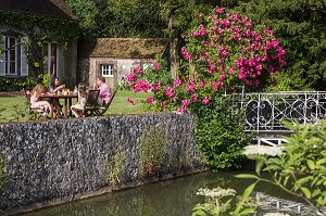FAMILLE DANS LE JARDIN DE LA CHAMBRE D'HOTES DE L'AUBERGE GRAND'MAISON, MEAUCE, EURE-ET-LOIR (28), FRANCE 