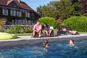 FAMILLE A LA PISCINE DE LA CHAMBRE D'HOTES DE L'AUBERGE GRAND'MAISON, MEAUCE (28), EURE-ET-LOIR, CENTRE, FRANCE 