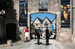 ENTREE DES VISITEURS A L'EXPOSITION DE VITRAUX FRANCAIS CONTEMPORAINS 'LES PEINTRES ET LE VITRAIL, CENTRE INTERNATIONAL DU VITRAIL (CIV), CHARTRES, EURE-ET-LOIR (28), FRANCE 