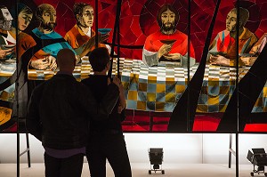 ARCABAS, 'LA CENE' POUR L'EGLISE NOTRE-DAME-DES-NEIGES DE L'ALPE D'HUEZ, EXPOSITION DE VITRAUX FRANCAIS CONTEMPORAINS 'LES PEINTRES ET LE VITRAIL, CENTRE INTERNATIONAL DU VITRAIL (CIV), CHARTRES, EURE-ET-LOIR (28), FRANCE 