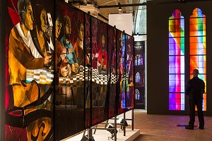 ARCABAS, 'LA CENE' POUR L'EGLISE NOTRE-DAME-DES-NEIGES DE L'ALPE D'HUEZ, EXPOSITION DE VITRAUX FRANCAIS CONTEMPORAINS 'LES PEINTRES ET LE VITRAIL, CENTRE INTERNATIONAL DU VITRAIL (CIV), CHARTRES, EURE-ET-LOIR (28), FRANCE 