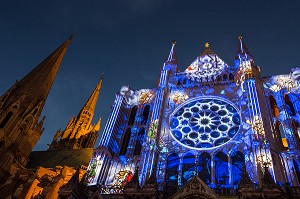 ILLUMINATION DU PORTAIL-SUD, NOUVELLE SCENOGRAPHIE DE LA CATHEDRALE NOTRE-DAME POUR LE SPECTACLE DE NUIT 'CHARTRES EN LUMIERES', CHARTRES, EURE-ET-LOIR (28), FRANCE 