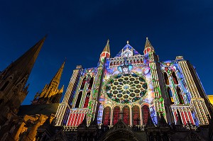 ILLUMINATION DU PORTAIL-SUD, NOUVELLE SCENOGRAPHIE DE LA CATHEDRALE NOTRE-DAME POUR LE SPECTACLE DE NUIT 'CHARTRES EN LUMIERES', CHARTRES, EURE-ET-LOIR (28), FRANCE 