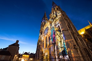 ILLUMINATION DU PORTAIL ROYAL, NOUVELLE SCENOGRAPHIE DE LA CATHEDRALE NOTRE-DAME POUR LE SPECTACLE DE NUIT 'CHARTRES EN LUMIERES', CHARTRES, EURE-ET-LOIR (28), FRANCE 