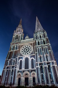 ILLUMINATION DU PORTAIL ROYAL, NOUVELLE SCENOGRAPHIE DE LA CATHEDRALE NOTRE-DAME POUR LE SPECTACLE DE NUIT 'CHARTRES EN LUMIERES', CHARTRES, EURE-ET-LOIR (28), FRANCE 