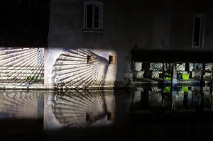 ILLUMINATION DES LAVOIRS SUR LA RIVIERE L'EURE EN BASSE-VILLE, NOUVELLE SCENOGRAPHIE DU SPECTACLE DE NUIT 'CHARTRES EN LUMIERES', CHARTRES, EURE-ET-LOIR (28), FRANCE 