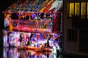 ILLUMINATION DES LAVOIRS SUR LA RIVIERE L'EURE EN BASSE-VILLE, NOUVELLE SCENOGRAPHIE DU SPECTACLE DE NUIT 'CHARTRES EN LUMIERES', CHARTRES, EURE-ET-LOIR (28), FRANCE 