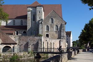 CYCLISTES SUR LE PONT DEVANT L'EGLISE SAINT-ANDRE, CHARTRES, EURE-ET-LOIR (28), FRANCE 