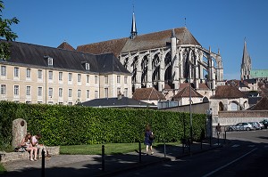 ETUDIANTS DEVANT LE LYCEE MARCEAU ET EGLISE SAINT-PIERRE, CHARTRES, EURE-ET-LOIR (28), FRANCE 
