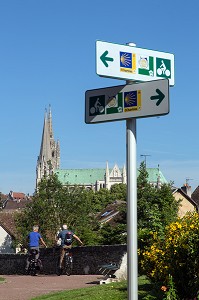 CYCLISTES ET VOIE CYCLABLE DANS LE PARC DES BORDS DE L'EURE EN BASSE VILLE AVEC LA CATHEDRALE NOTRE-DAME, CHARTRES, EURE-ET-LOIR (28), FRANCE 