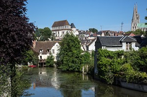 PARC DES BORDS DE L'EURE EN BASSE VILLE AVEC LA CATHEDRALE NOTRE-DAME, CHARTRES, (28) EURE-ET-LOIR, FRANCE 