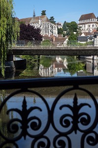 PARC DES BORDS DE L'EURE EN BASSE VILLE AVEC L'EGLISE SAINT-PIERRE, CHARTRES, EURE-ET-LOIR (28), FRANCE 