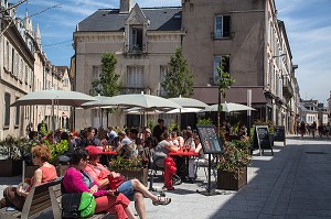 TERRASSE DE RESTAURANTS, RUE DU SOLEIL D'OR, CHARTRES, EURE-ET-LOIR (28), FRANCE 