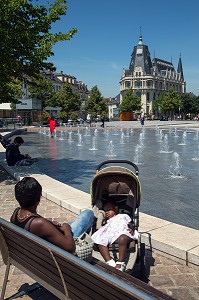 MAMAN ET SA POUSSETTE DEVANT LES JETS D'EAU ET LA MEDIATHEQUE, PLACE DES EPARS, CHARTRES, EURE-ET-LOIR (28), FRANCE 