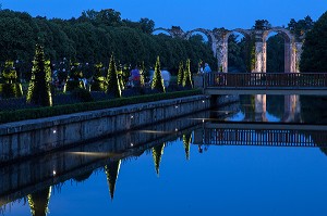 ILLUMINATION A LA TOMBEE DE LA NUIT DES JARDINS A LA FRANCAISE D'ANDRE LE NOTRE, CHATEAU DE MAINTENON, EURE-ET-LOIR (28), FRANCE 