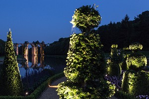 ILLUMINATION A LA TOMBEE DE LA NUIT DES JARDINS A LA FRANCAISE D'ANDRE LE NOTRE, CHATEAU DE MAINTENON, EURE-ET-LOIR (28), FRANCE 