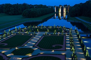 ILLUMINATION A LA TOMBEE DE LA NUIT DES JARDINS A LA FRANCAISE D'ANDRE LE NOTRE, CHATEAU DE MAINTENON, EURE-ET-LOIR (28), FRANCE 