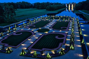ILLUMINATION A LA TOMBEE DE LA NUIT DES JARDINS A LA FRANCAISE D'ANDRE LE NOTRE, CHATEAU DE MAINTENON, EURE-ET-LOIR (28), FRANCE 