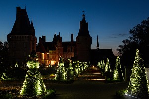 ILLUMINATION A LA TOMBEE DE LA NUIT DES JARDINS A LA FRANCAISE D'ANDRE LE NOTRE, CHATEAU DE MAINTENON, EURE-ET-LOIR (28), FRANCE 