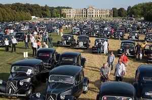 PLUS DE 1000 TRACTIONS AVANT CITROEN REUNIS POUR LES 80 ANS DE LA TRACTION, VOITURE DE LEGENDE DANS LE PARC DU CHATEAU SAINT-SIMON, LA FERTE-VIDAME, EURE-ET-LOIR (28), FRANCE 