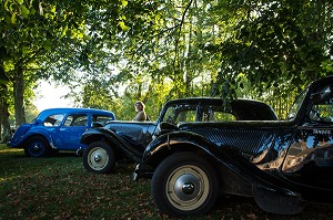 80 ANS DE LA TRACTION AVANT CITROEN, VOITURE DE LEGENDE DANS LE PARC DU CHATEAU SAINT-SIMON, LA FERTE-VIDAME, EURE-ET-LOIR (28), FRANCE 