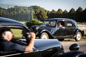 80 ANS DE LA TRACTION AVANT CITROEN, VOITURE DE LEGENDE DANS LE PARC DU CHATEAU SAINT-SIMON, LA FERTE-VIDAME, EURE-ET-LOIR (28), FRANCE 