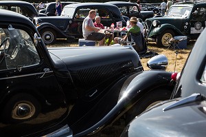 DEJEUNER POUR LES 80 ANS DE LA TRACTION AVANT CITROEN, VOITURE DE LEGENDE DANS LE PARC DU CHATEAU SAINT-SIMON, LA FERTE-VIDAME, EURE-ET-LOIR (28), FRANCE 