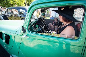 MAQUILLAGE AVEC UN ROUGE A LEVRES NOIRE D'UNE SORCIERE POUR LE SPECTACLE VIVANT, 80 ANS DE LA TRACTION, VOITURE DE LEGENDE DANS LE PARC DU CHATEAU SAINT-SIMON, LA FERTE-VIDAME, EURE-ET-LOIR (28), FRANCE 