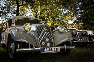 80 ANS DE LA TRACTION AVANT CITROEN, VOITURE DE LEGENDE DANS LE PARC DU CHATEAU SAINT-SIMON, LA FERTE-VIDAME, EURE-ET-LOIR (28), FRANCE 