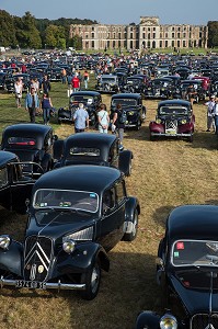 PLUS DE 1000 TRACTIONS AVANT CITROEN REUNIS POUR LES 80 ANS DE LA TRACTION, VOITURE DE LEGENDE DANS LE PARC DU CHATEAU SAINT-SIMON, LA FERTE-VIDAME, EURE-ET-LOIR (28), FRANCE 