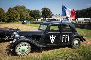 TRACTION AVANT DES FFI PENDANT LA GUERRE, 80 ANS DE LA TRACTION AVANT CITROEN, VOITURE DE LEGENDE DANS LE PARC DU CHATEAU SAINT-SIMON, LA FERTE-VIDAME, EURE-ET-LOIR (28), FRANCE 