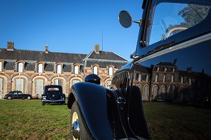 80 ANS DE LA TRACTION AVANT CITROEN, VOITURE DE LEGENDE DANS LE PARC DU CHATEAU SAINT-SIMON, LA FERTE-VIDAME, EURE-ET-LOIR (28), FRANCE 