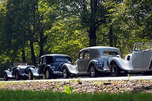 DEFILE DE VOITURES DE COLLECTION, 80 ANS DE LA TRACTION, VOITURE DE LEGENDE DANS LA VILLE DE LA FERTE-VIDAME, EURE-ET-LOIR (28), FRANCE 