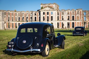 80 ANS DE LA TRACTION AVANT CITROEN, VOITURE DE LEGENDE DANS LE PARC DU CHATEAU SAINT-SIMON, LA FERTE-VIDAME, EURE-ET-LOIR (28), FRANCE 